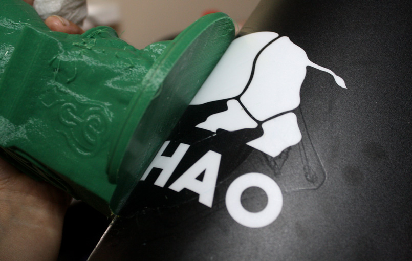 Процесс снятия готовой модели с поверхности стола